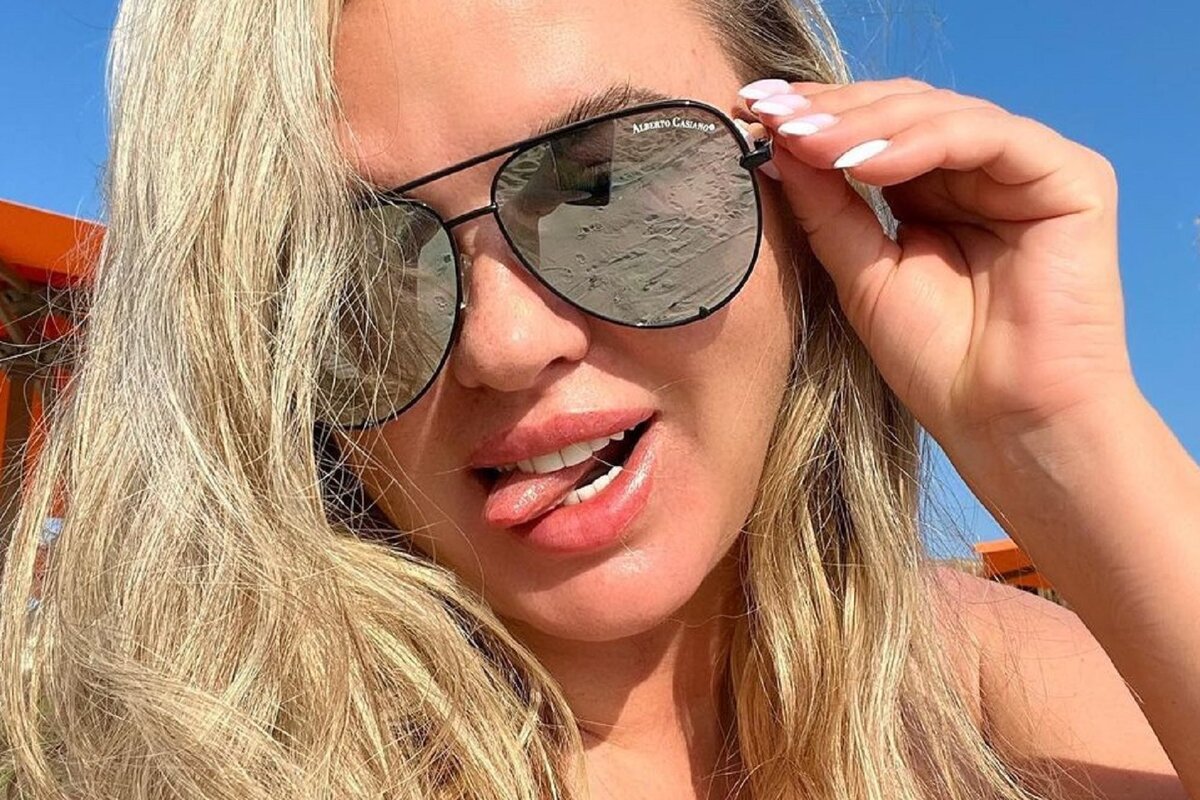     Звезда сняла бюстгальтер: Анна Семенович обнажила грудь на пляже в Турции