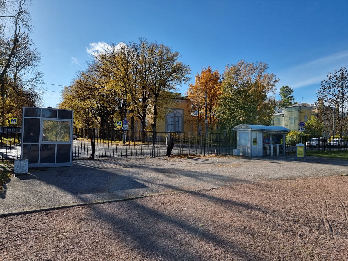 Этот вход и летом немноголюден, осенью вообще никого нет.