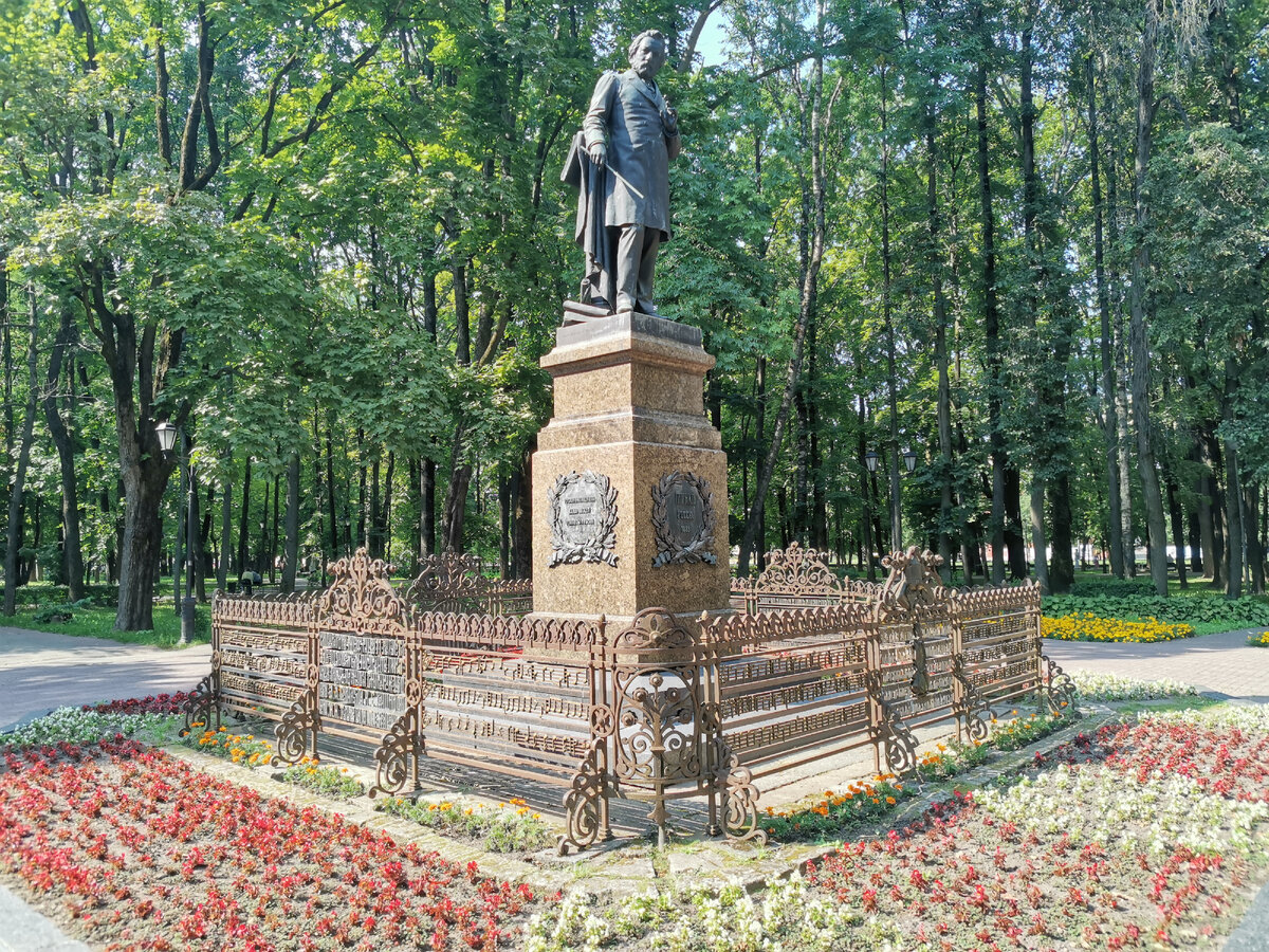 Памятник М.И. Глинке, родившемуся 1 июня 1804 года в селе Новоспасское Смоленской губернии.