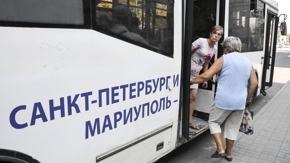    Люди в общественном транспорте на улице Мариуполя© РИА Новости / Илья Питалев