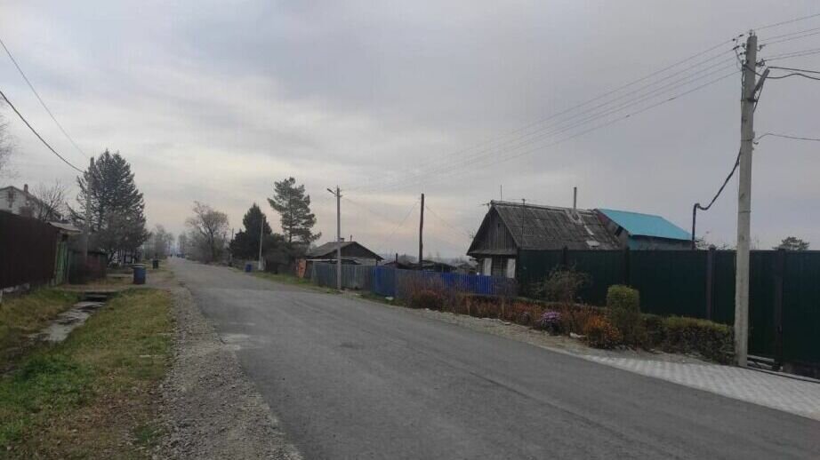     В селах Дружба и Сосновка в рамках плана ремонта на 2023 год по национальному проекту «Безопасные и качественные дороги» отремонтировано 6 объектов улично-дорожной сети общей протяженностью 3,2 км. В настоящее время работы ведутся в поселке Хехцир.