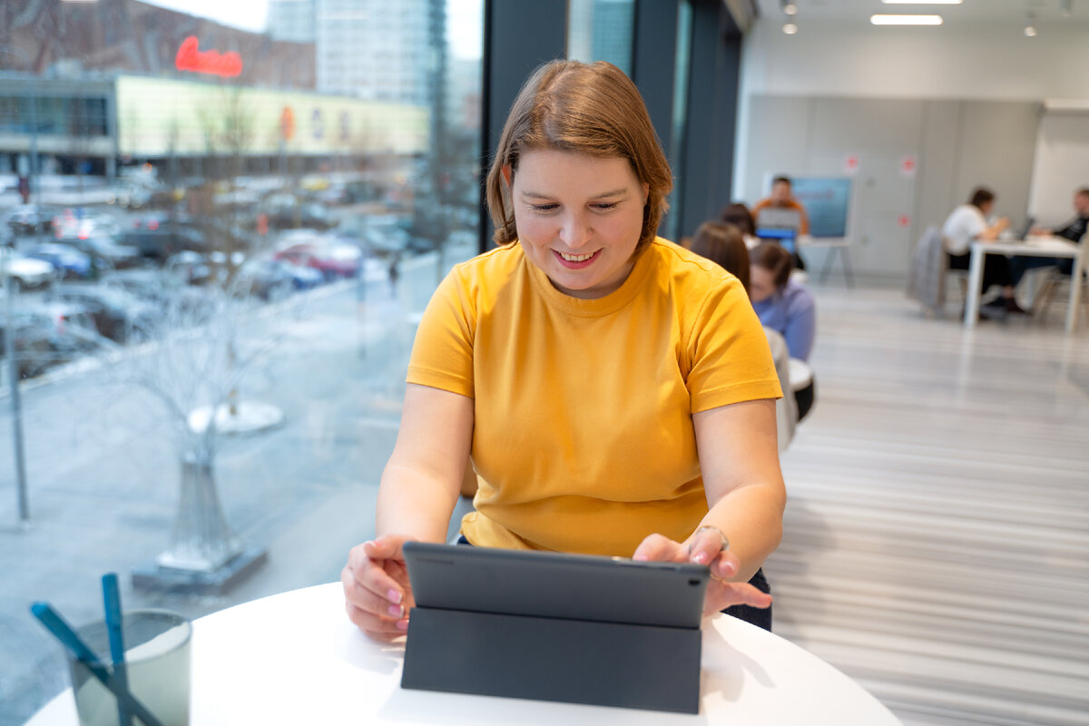 Всем привет! Меня зовут Елена Сокол и я логопед- практик. Я помогаю обычным мамам заниматься со своими детьми самостоятельно. Адепт семейного образования.