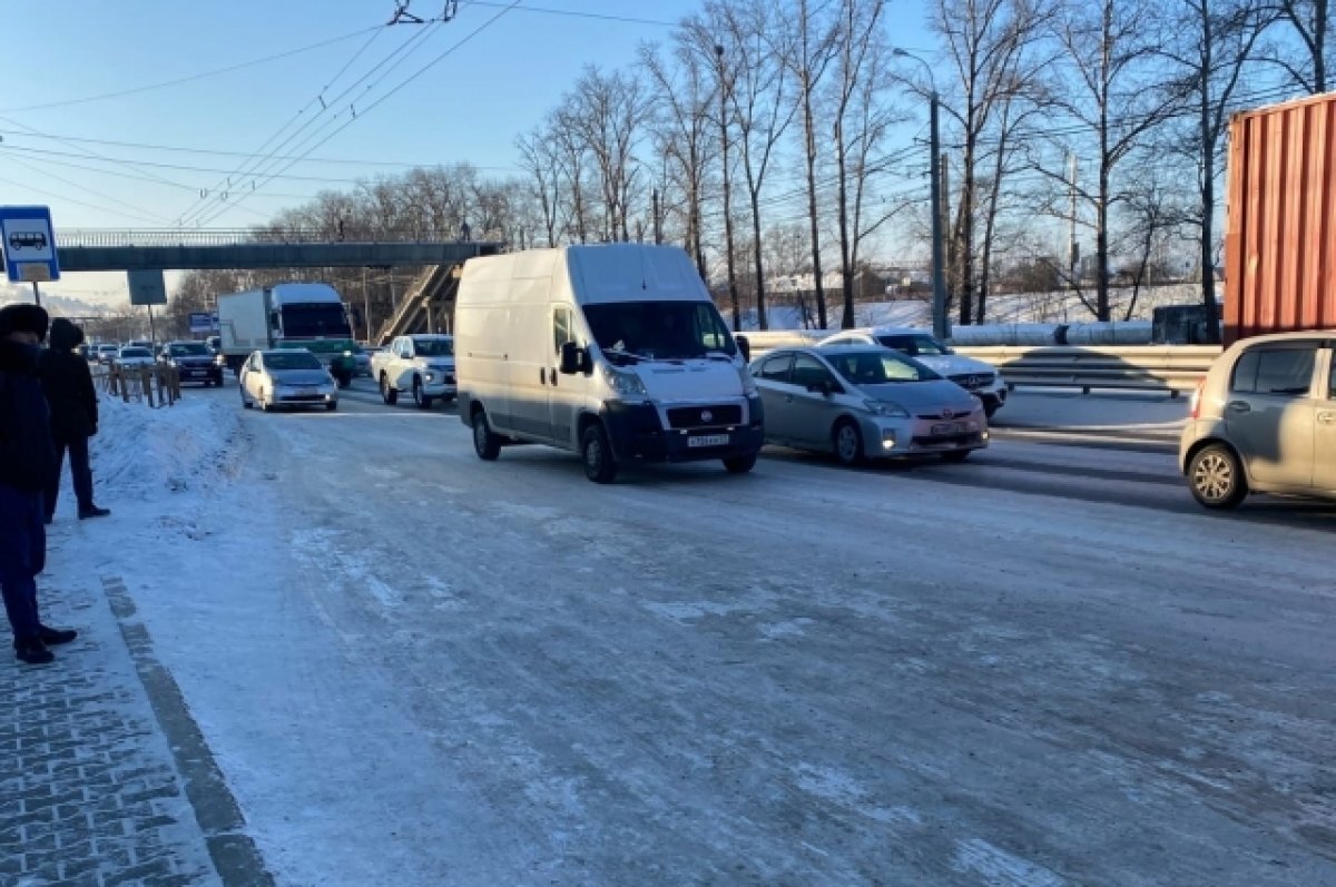    В Казани во время ДТП автомобиль Лада - 2114 перевернулся на крышу на месте прохождения трамвайных путей.