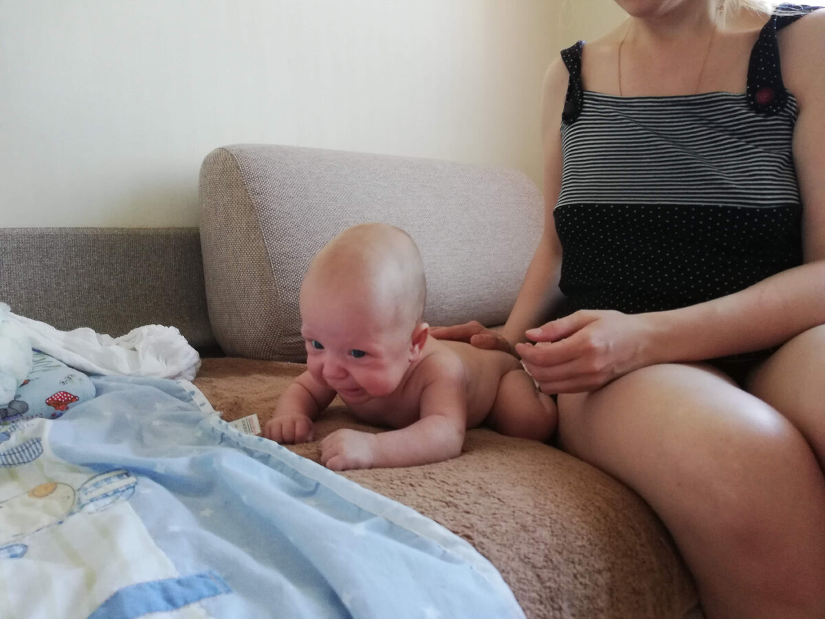 Выкладывание на живот было очень некомфортным для ребенка. 