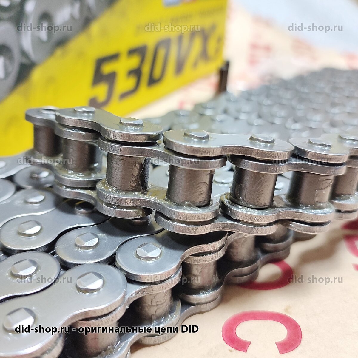 Цепь DID 530 VX3 в стальном цвете, вид сбоку крупным планом