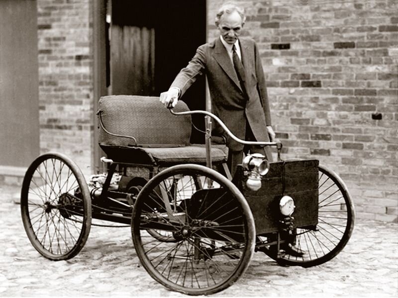 Форд рядом со своим первым в мире, квадроциклом, который имел название Ford Quadricycle.
