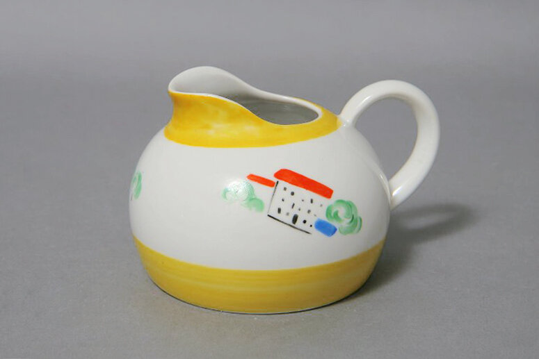 Молочник из сервиза «Новые дома», 1961 год. Дулёвский фарфоровый завод. Автор росписи Шепелева-Кожина Маргарита Михайловна  