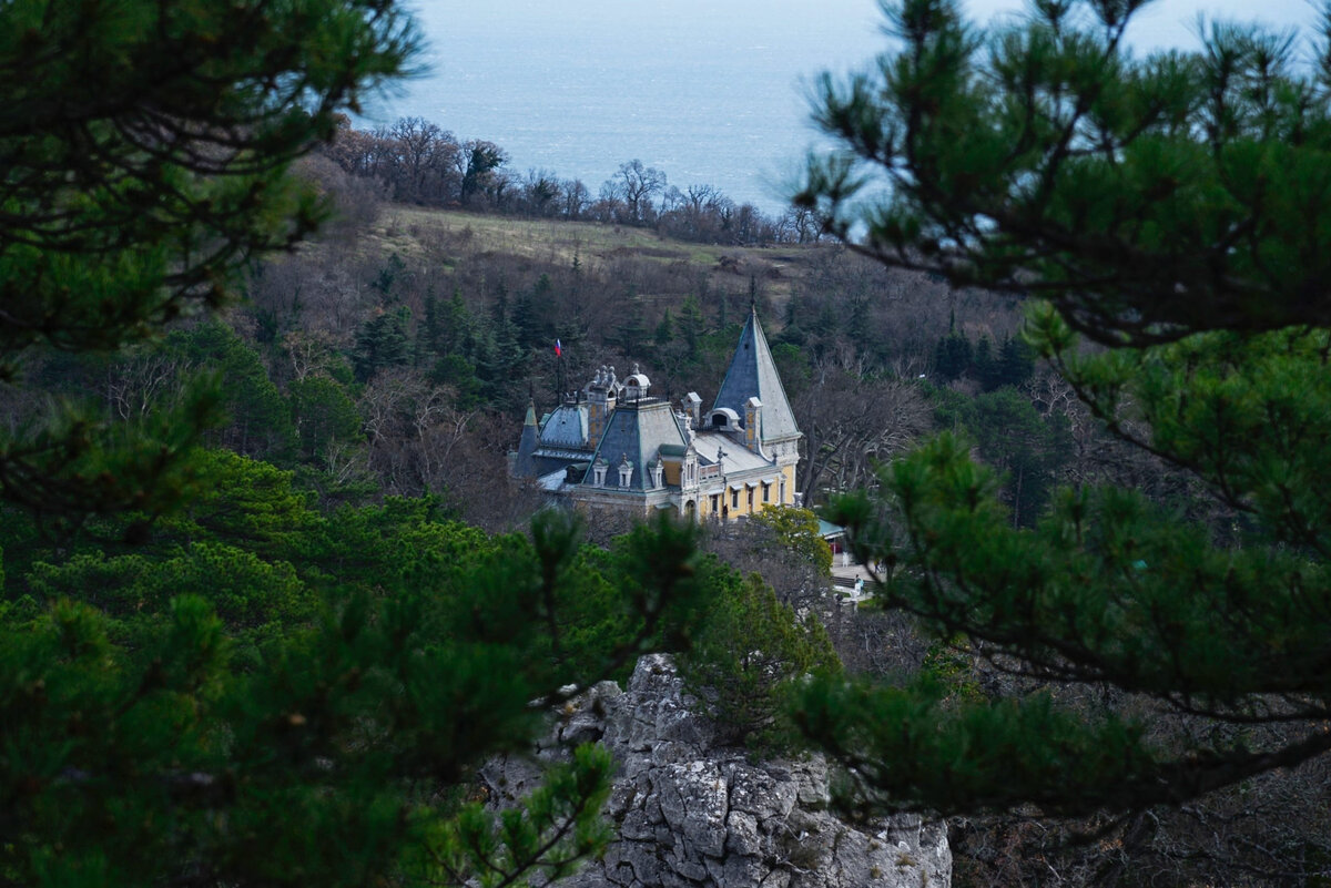 Массандровский дворец в Крыму осенью