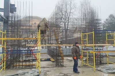    Работы по устройству кровли на спорткомплексе в Можайске © Пресс-служба Министерства строительного комплекса Московской области