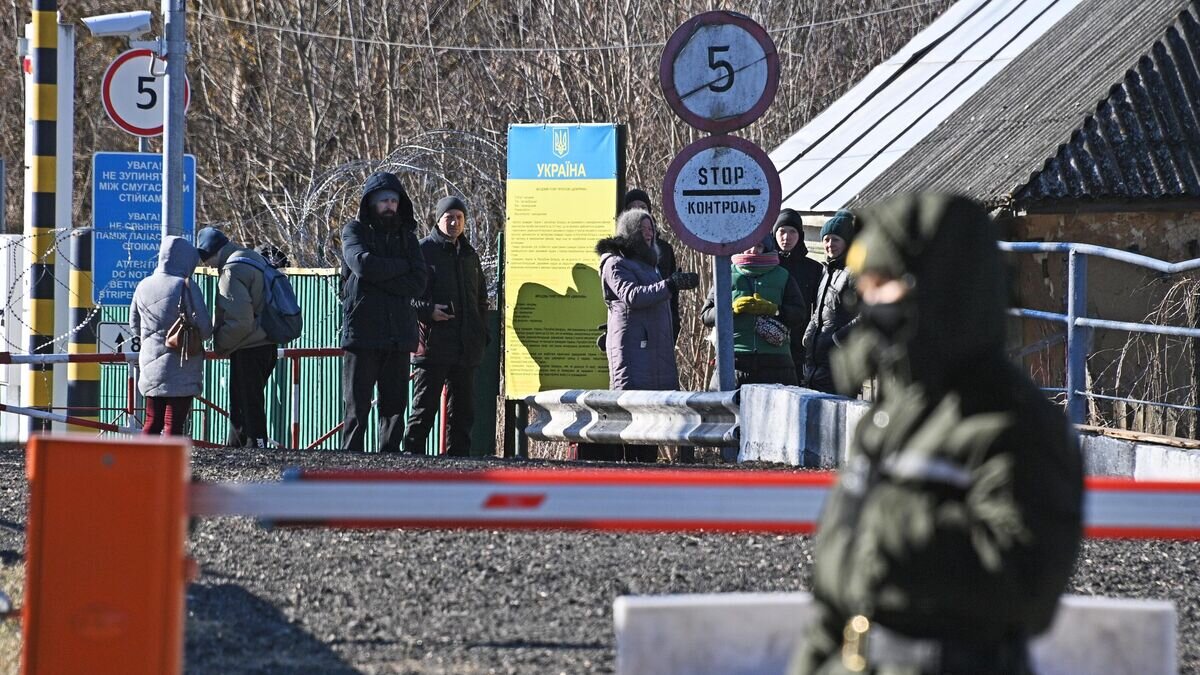    Жители Украины ожидают возле пункта пропуска "Поддобрянка" своих родственников из Белоруссии, которые приносят продукты питания и лекарства© Sputnik / Виктор Толочко