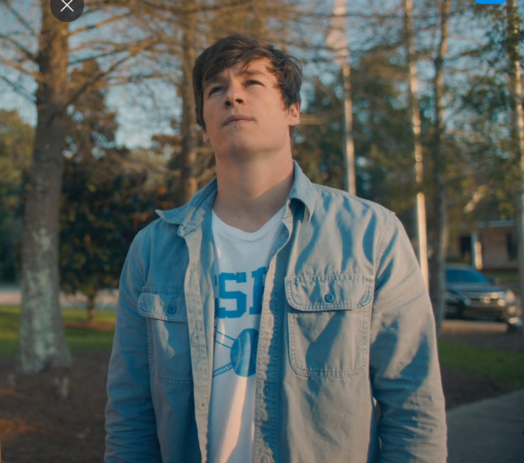 Это главный герой, он смотрит в небо.