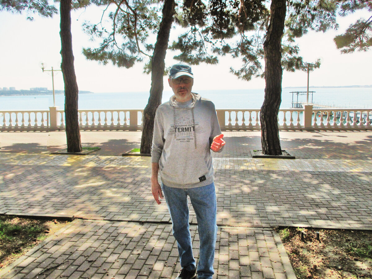 Михаил Лекс, автор рассказ (Геленджик, набережная, центр)