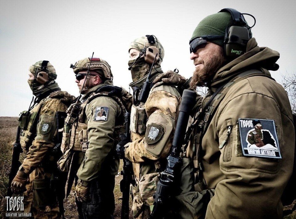     Фирменные шевроны казаки носят на рукавах курток. Фото: предоставлено героем публикации.