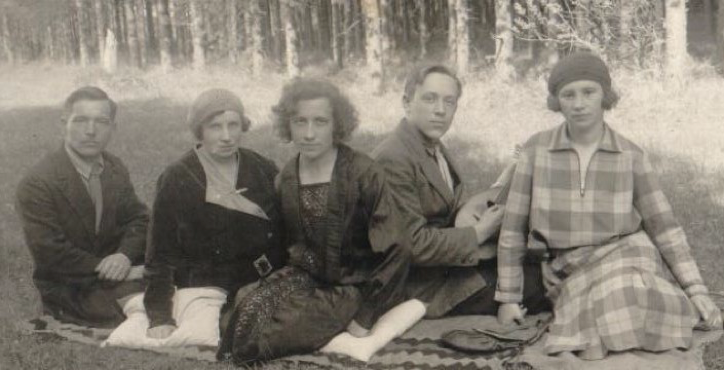 Троих людей в центре мы вам уже представили: бабушка Маня (мама дедушки Лёни), тётя Нина и дедушка Лёня с мандолиной. Слева муж бабушки Мани (отец Лёни), о нём мы расскажем в следующей истории. А справа, видимо, одна из Нининых родных сестёр.