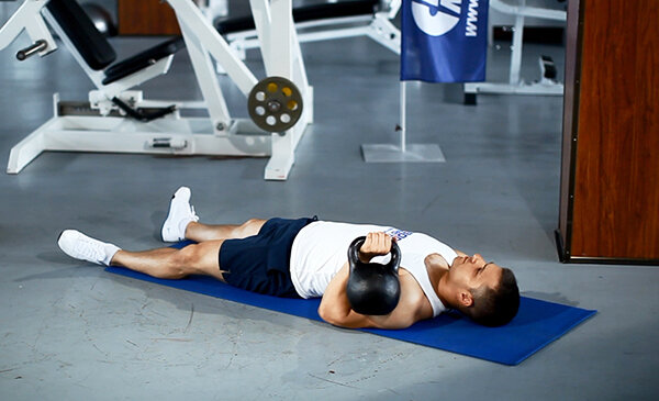 Жим гири лежа