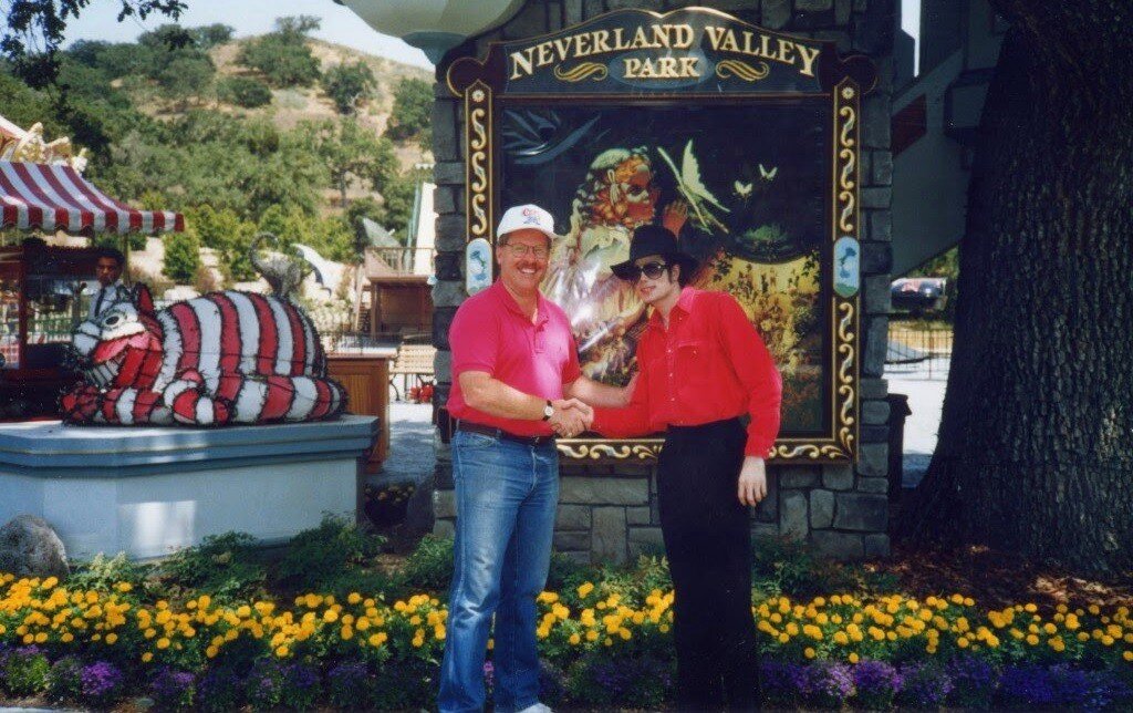 Роб рядом с Майклом на фоне Neverland Valley, 90-е.