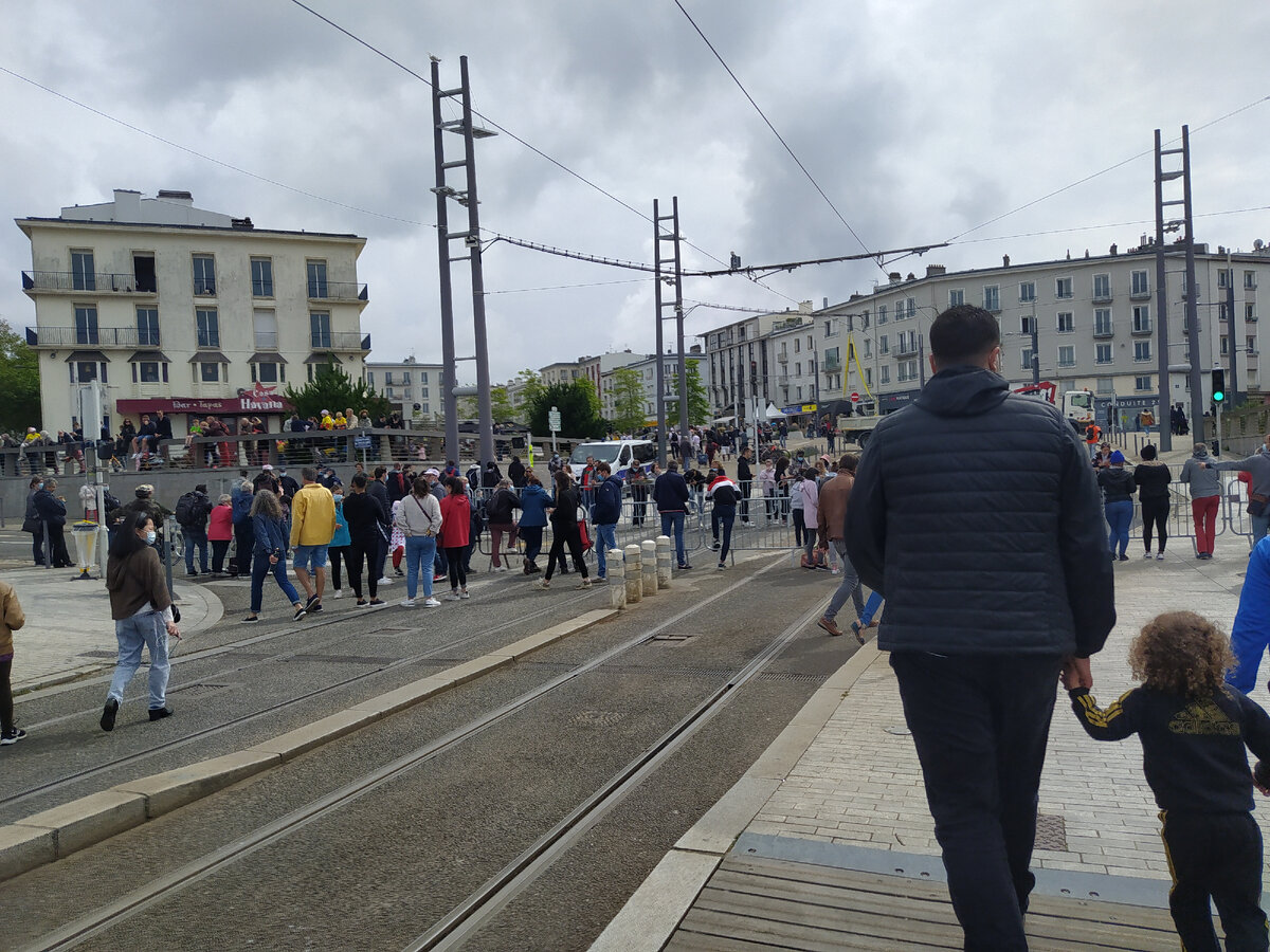 Это количество людей на главном перекрестке вдоль маршрута