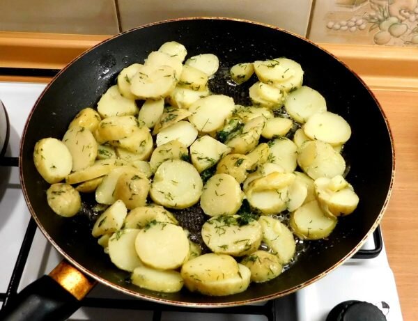 Обжарить молодую картошку на сковороде. Жаркое с молодой картошкой. При жарке картошка уменьшается или увеличивается. Как приготовить молодую картошку на сковороде целиком. Молодая картошка.