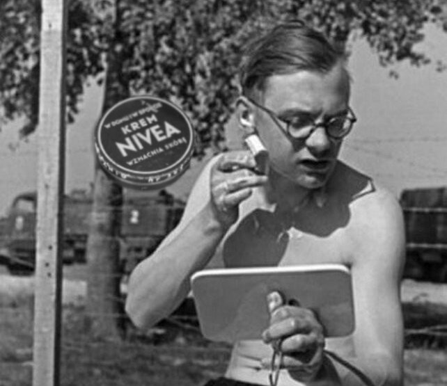 Немец бреется