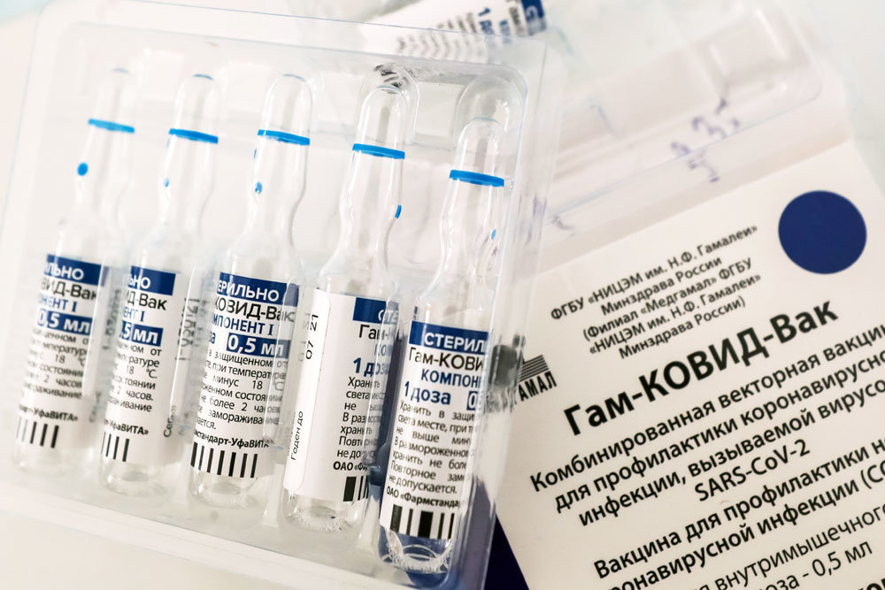 Массовая вакцинация "Спутником V"началась в январе. Фото: Александр Демьянчук / ТАСС