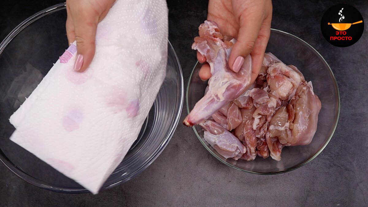 Приготовить нежное сочное мясо - дело не из лёгких, а особенно если это кролик. Секрет вкусного мяса заключается в правильно подобранных специях, а также правильном приготовлении.-2