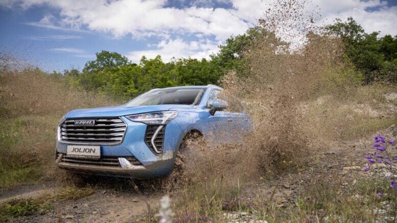 На фото: кроссовер Haval Jolion на бездорожье