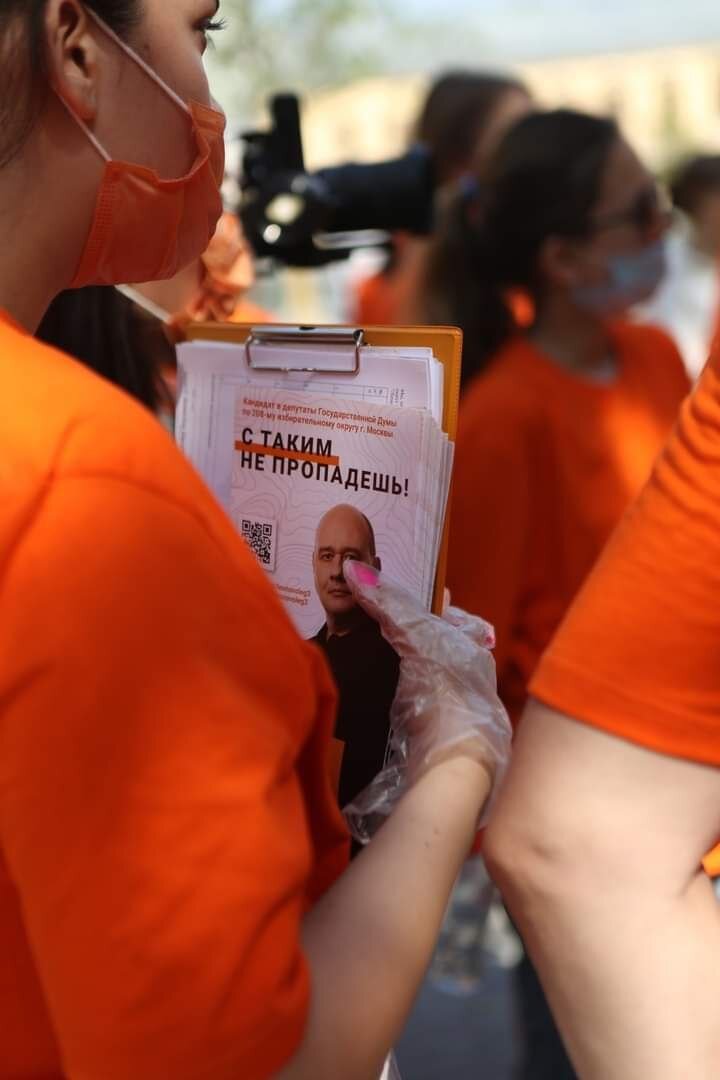 Агитационная продукция Олега Леонова