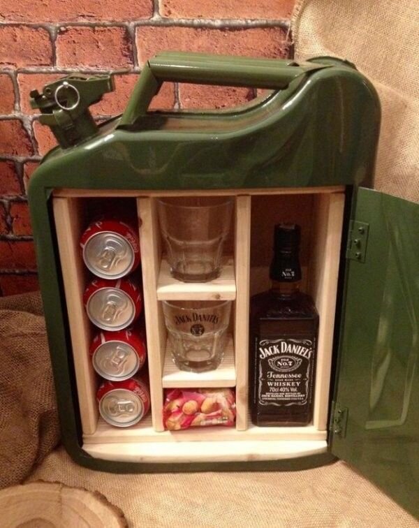 Канистра с закуской и выпивкой для водителя