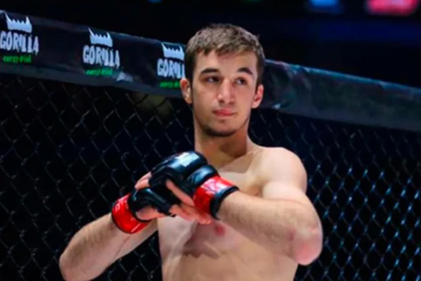 Хасан во время дебютного поединка