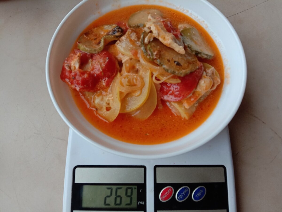 Ужин - тушеные кабачки с курицей и помидорами