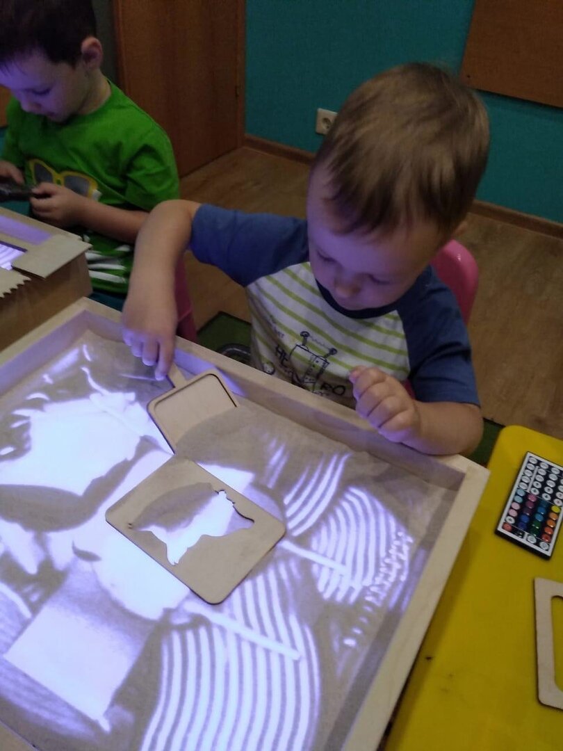 Работа со световыми экранами и рисование песком