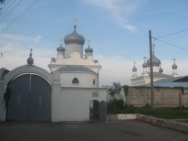 Вход в монастырь