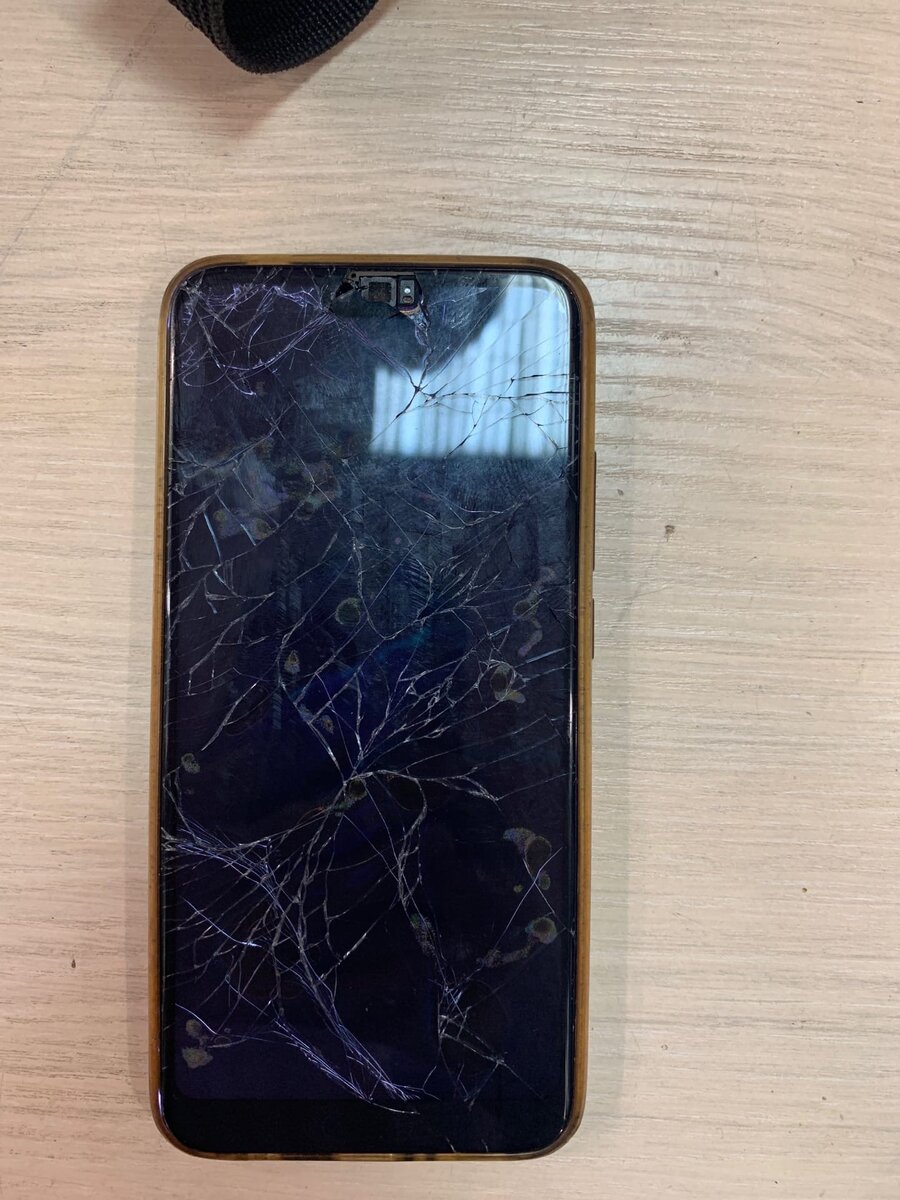 Примеры разбитого экрана смартфона