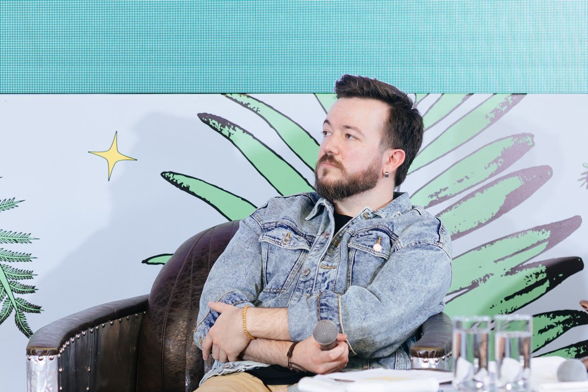 Как заставить себя слушать и надо ли заставлять? О чем должен думать спикер в первую очередь? О мастерстве оратора, секретах подготовки выступлений и других приемах коммуникаций рассказывает эксперт по коммуникациям Егор Тимофеев.