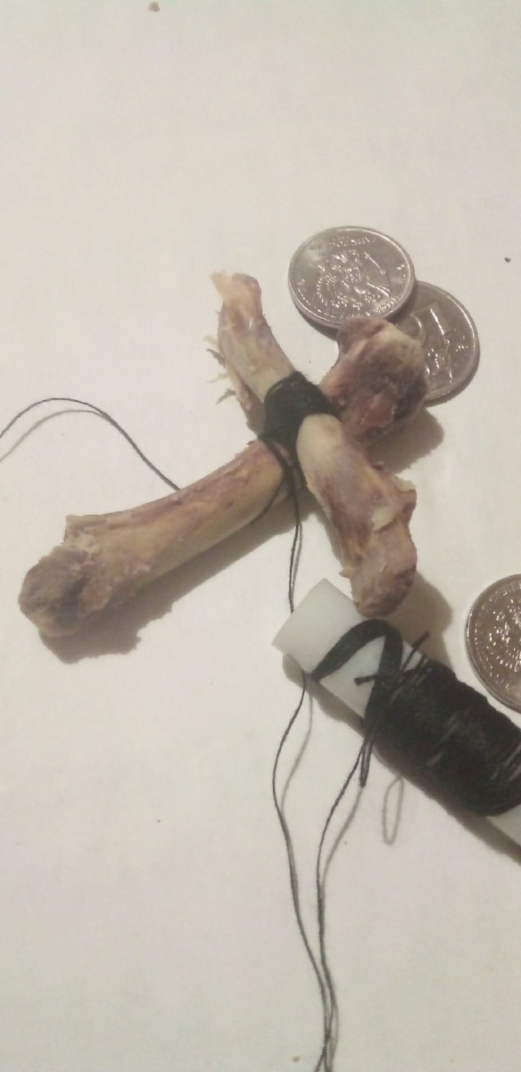 Связываем косточки как показано на фото.Получаем такую вот "Куклу"