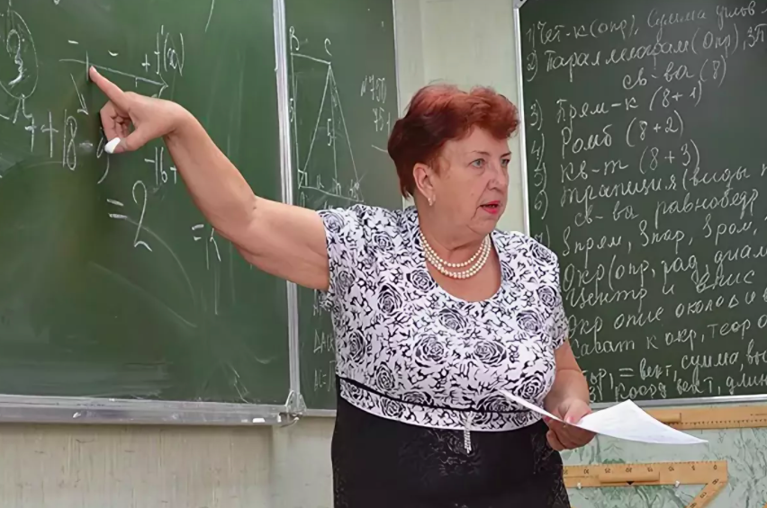 Работающие учителя пенсионеры. Старая учительница. Пожилой учитель. Старые учителя в школе. Учительница старой школы