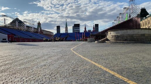 Доступ на Красную площадь в Москве перекрыт из-за сильных порывов ветра