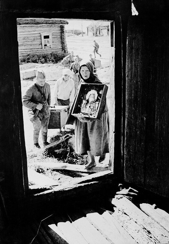 Снова в родной дом. Смоленщина, 1943 год. Снимок М.Редькина