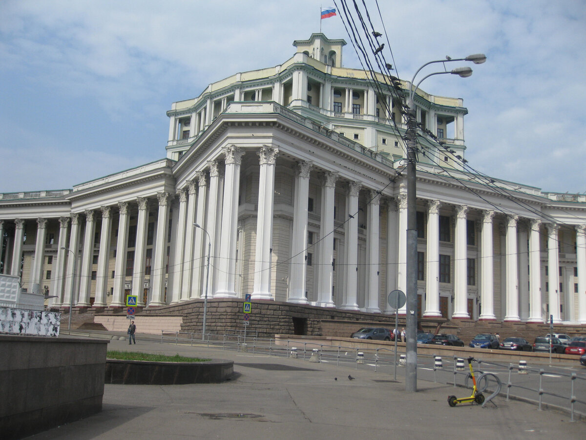 Театр Советской (теперь Российской Армии) создан по проекту Каро Алабяна.