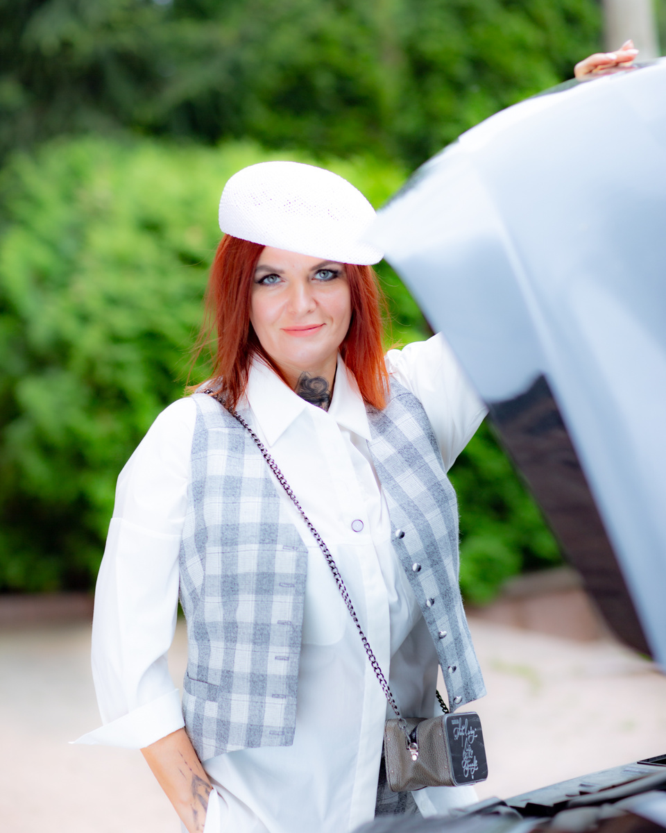 Светлана Леймах - автор уникальных колод таро и оракулов; сертифицированный коуч по развитию личности и масштабированию бизнеса; участник научно-исследовательского проекта GO-RA; основатель центра развития сверхспособностей человека «ИНЫЕ»; регрессолог, гипнотерапевт; светский эзотерик; автор энерготехник по работе с подсознанием; мастер финансовых энергопрактик; магический парфюмер; колумнист научных и глянцевых СМИ.