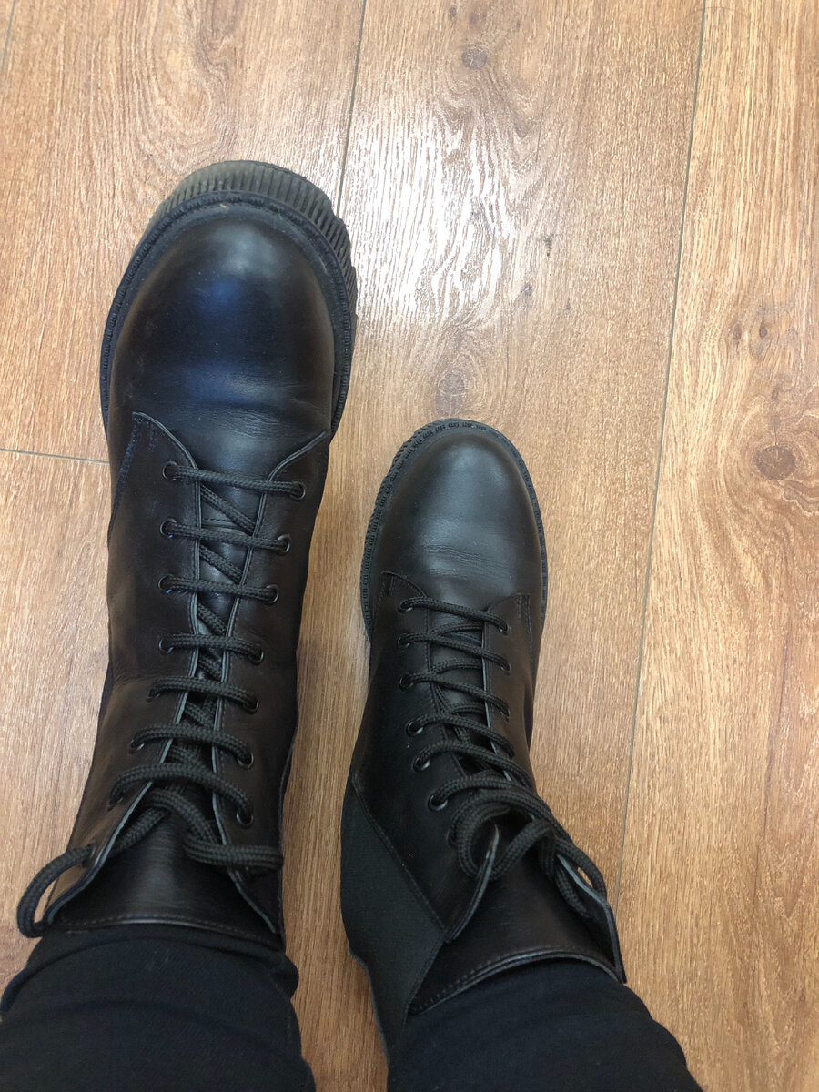 С такой шнуровкой я купила недавно ботинки. Мне не удобно их даже завязывать. 