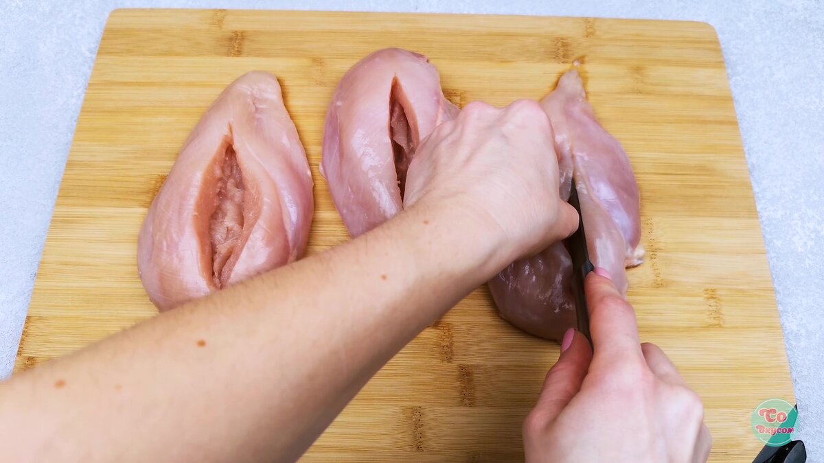 Сделать надрезы в курином филе. 