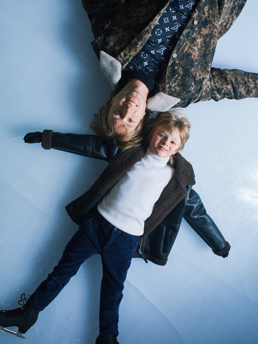 С СЫНОМ АЛЕКСАНДРОМ. НА ЕВГЕНИИ: КУРТКА ИЗ ДЕНИМА, ПУЛОВЕР ИЗ ШЕРСТИ И ПОЛИАМИДА, ВСЕ LOUIS VUITTON. НА АЛЕКСАНДРЕ: ДУБЛЕНКА ИЗ ЭКОКОЖИ, LES COYOTES DE PARIS; ШЕРСТЯНАЯ ВОДОЛАЗКА, TOMAX; ХЛОПКОВЫЕ БРЮКИ, IL GUFO.