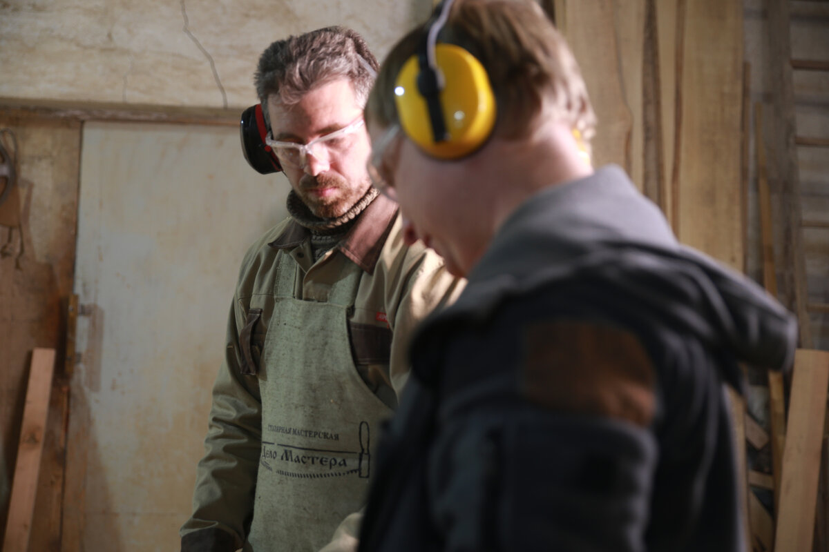 Это мы с товарищем пытаемся понять, в какой мы категории)