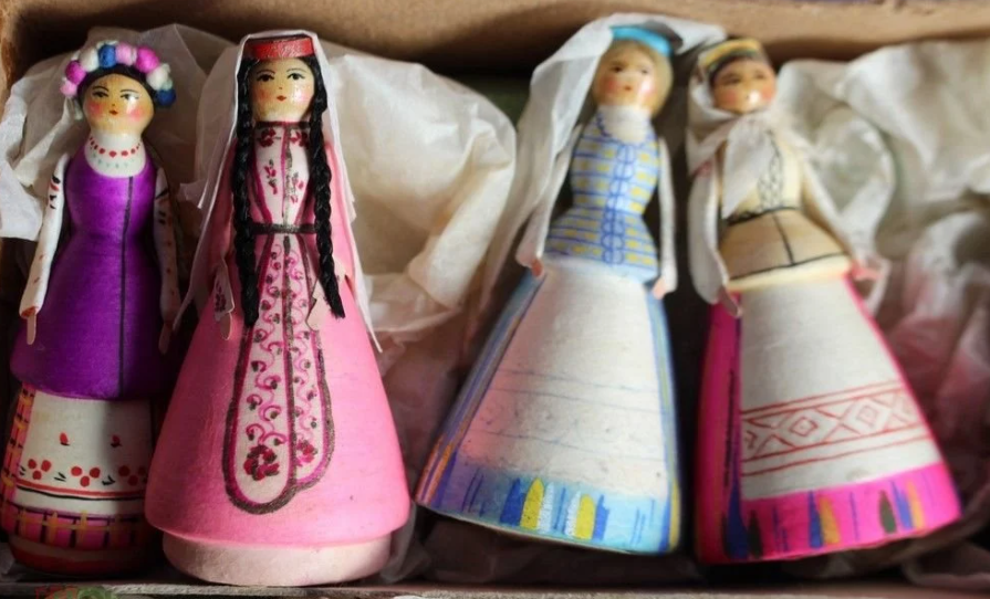 Набор елочных игрушек СССР "Hациoнальнoсти". В комплекте 16 куколок фото с сайта https://meshok.net/