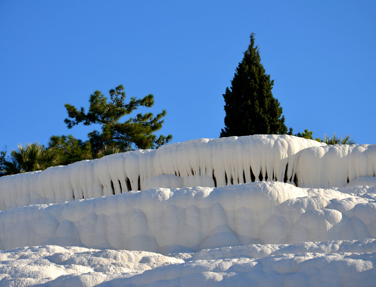 "Памуккале" в переводе означает "хлопковый замок". Белоснежные натечные образования из травертина. Фото автора.