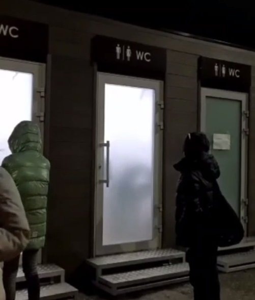 ТГ-канал «РегДурдом», кадр из видео. Туалеты в селе Взморье