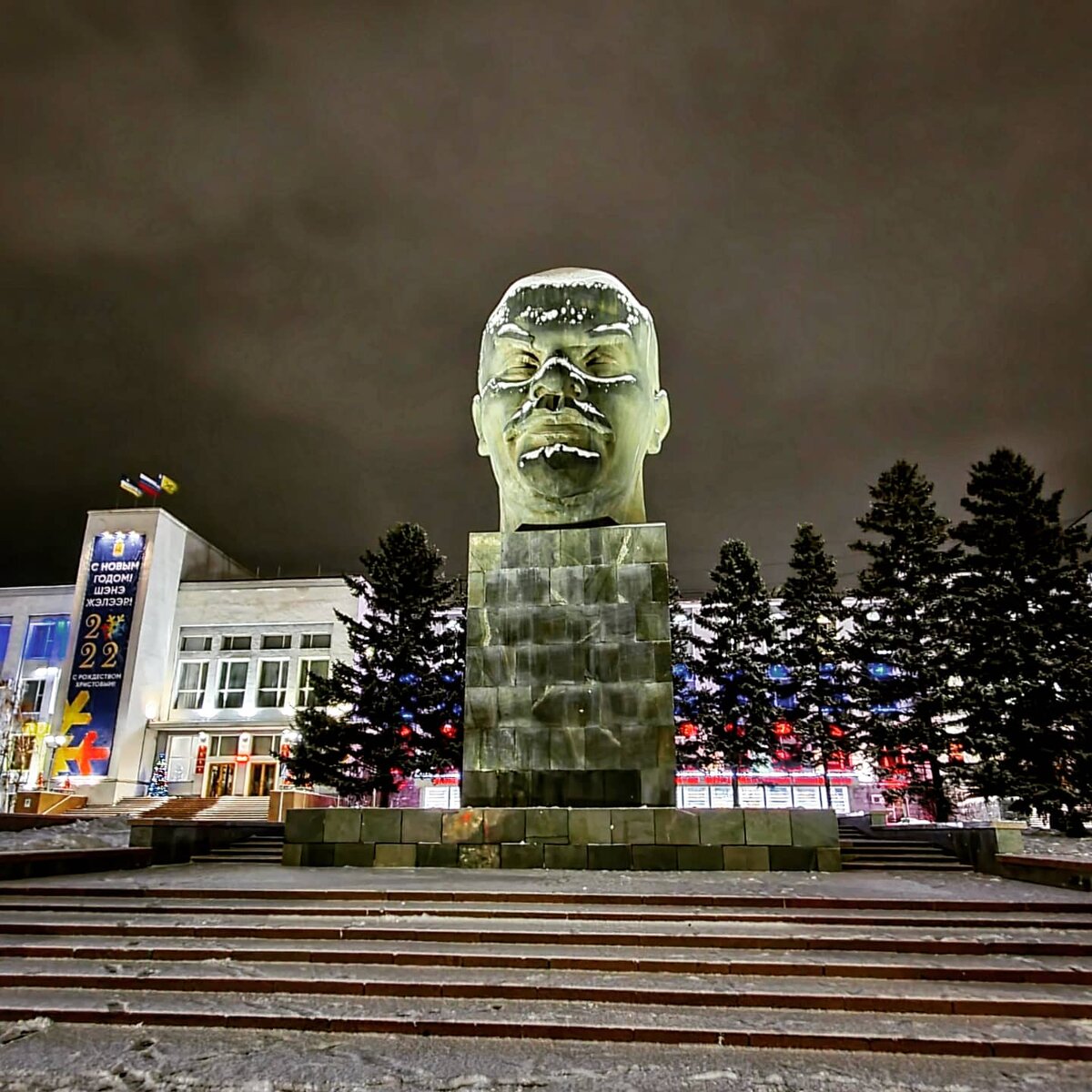 Провели больше недели в Улан-Удэ. Сначала думали: "А чем тут заняться ...