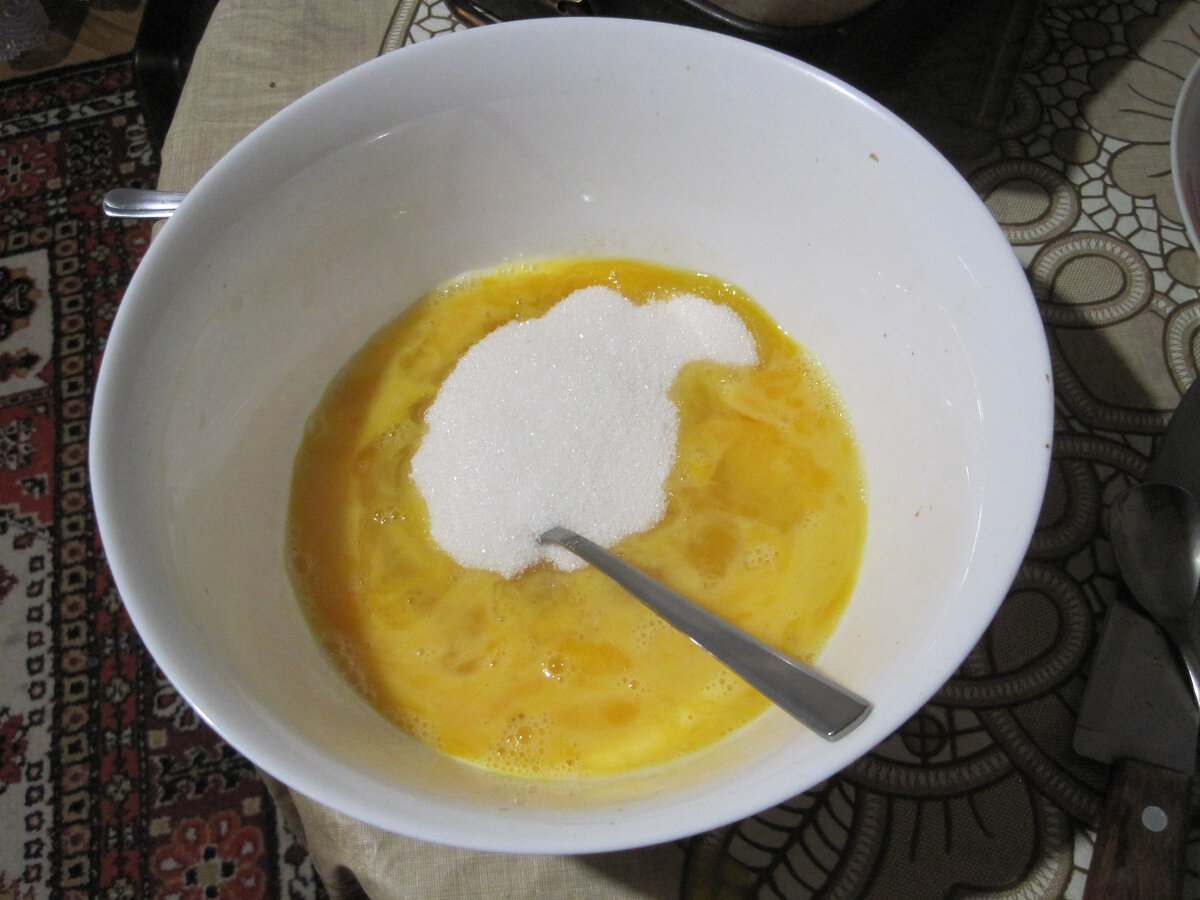 В миску разбиваем яйца, добавляем соль и сахар. Фото автора oldp0var.