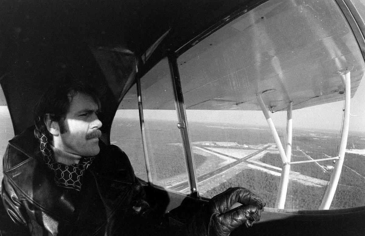 Писатель Ричард Бах за любимым делом